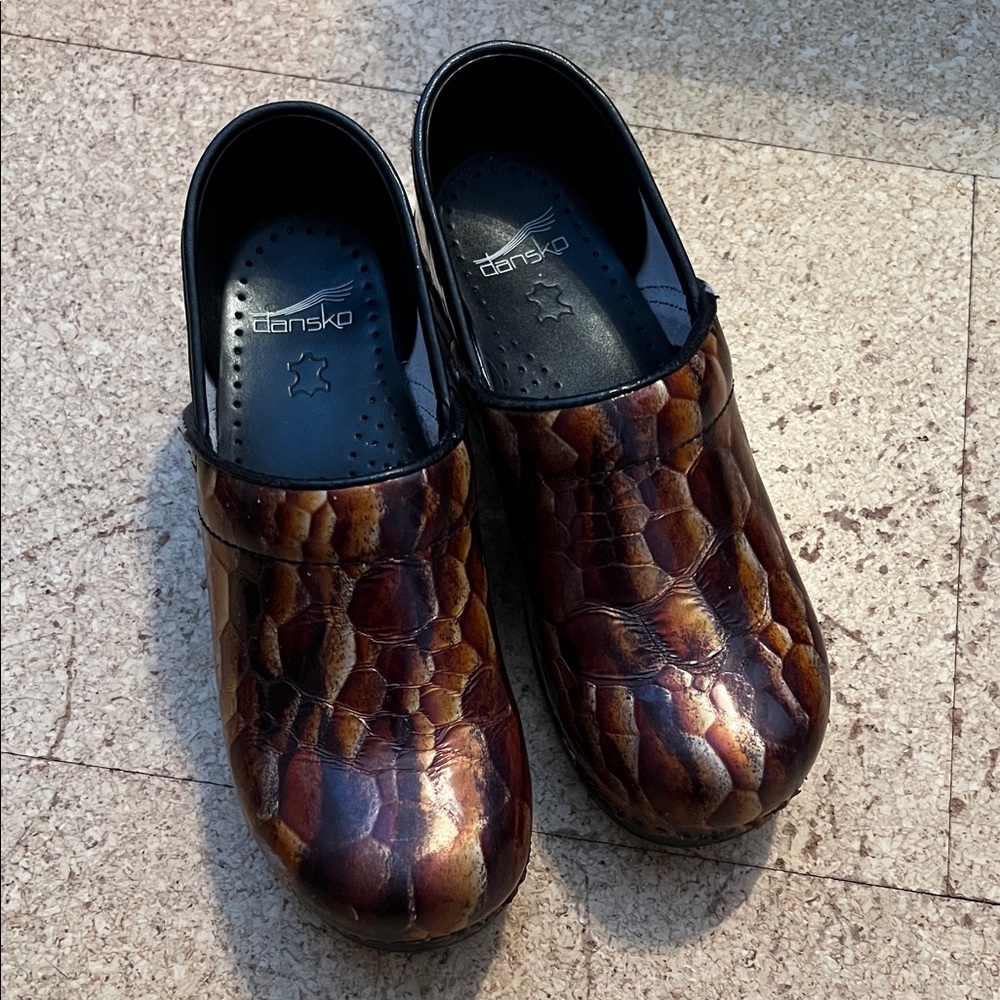 Dansko Women’s Textured Brown Clogs